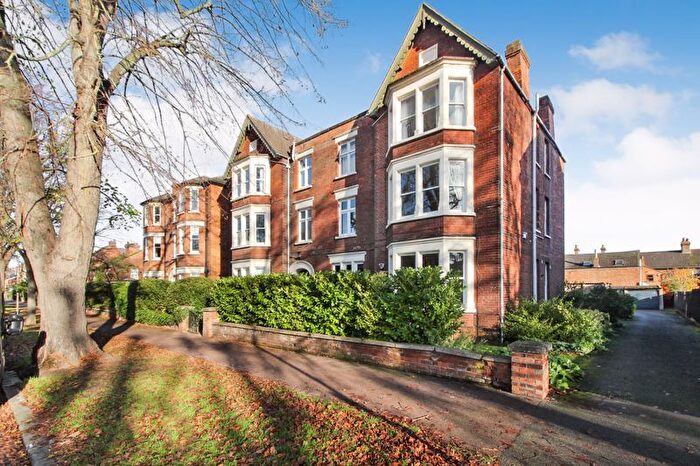 2 Bedroom Flat For Sale In Bushmead Avenue, Bedford, MK40
