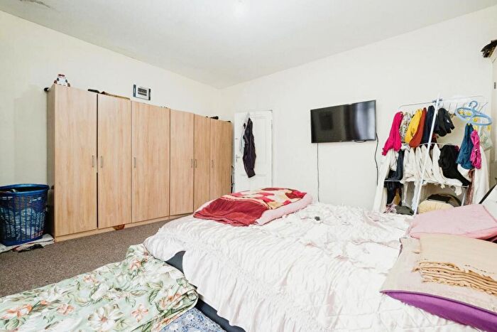 3 Bedroom Terraced House For Sale In Thorpe Road, London, IG11