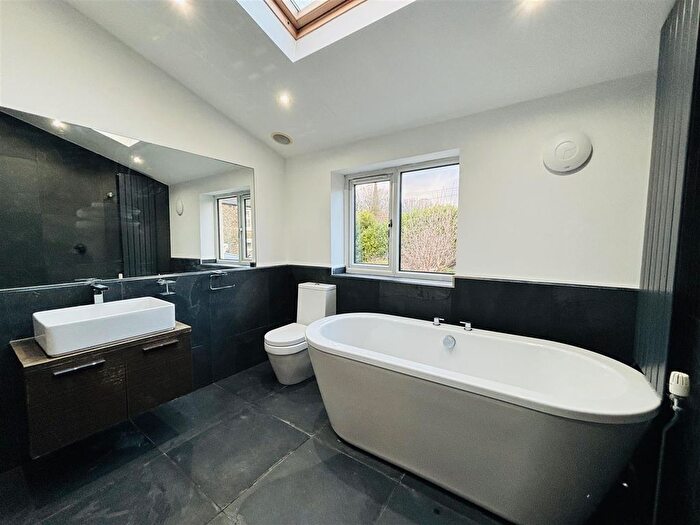 2 Bedroom End Of Terrace House To Rent In Dinting Lane, Glossop, SK13