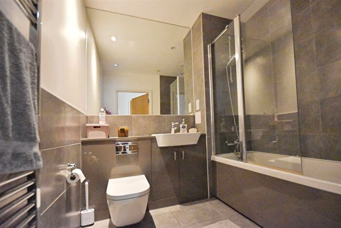 1 Bedroom Flat For Sale In High Street, Brentford, TW8
