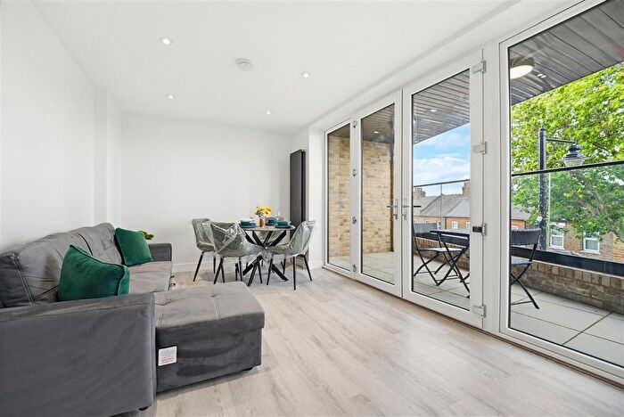 2 Bedroom Flat To Rent In Northfield Avenue, London, W13