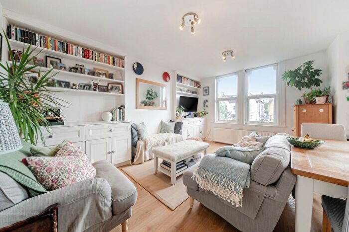 2 Bedroom Flat For Sale In Baldry Gardens, Streatham Common, London, SW16