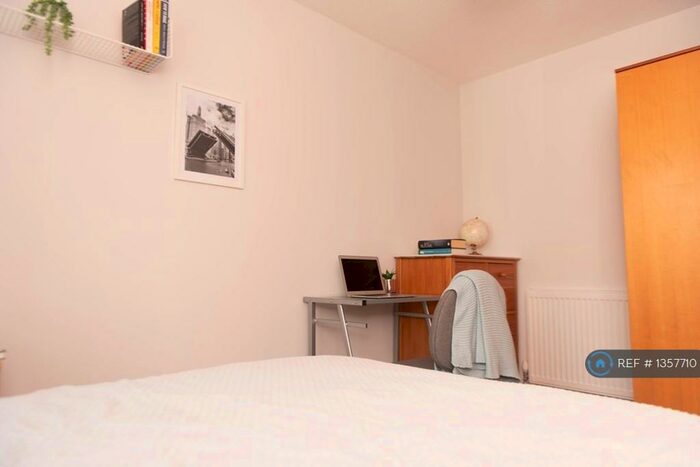 5 Bedroom Detached House To Rent In St. Annes Close, Winchester, SO22