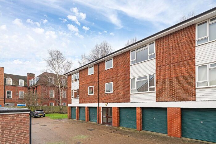 2 Bedroom Flat To Rent In Faro Close, Bromley, BR1