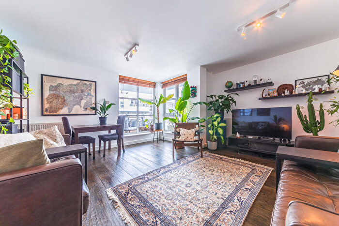 2 Bedroom Apartment To Rent In Barrier Point Road, Silvertown, Royal Docks, Pontoon Dock, E16