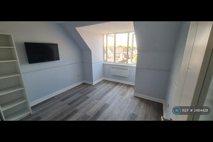 2 Bedroom Flat To Rent In Stoke Poges Lane, Slough, SL1