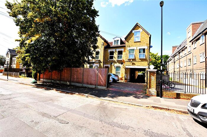 2 Bedroom Apartment To Rent In Dunheved Road North, Thornton Heath, CR7