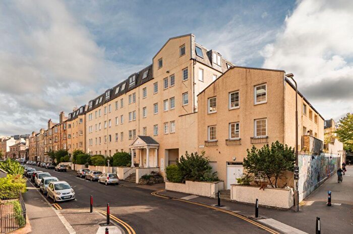 3 Bedroom Flat For Sale In / Caledonian Crescent, Edinburgh, EH11