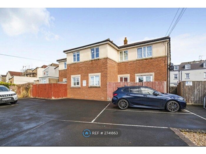 2 Bedroom Flat To Rent In Broadfield Court, Bristol, BS15