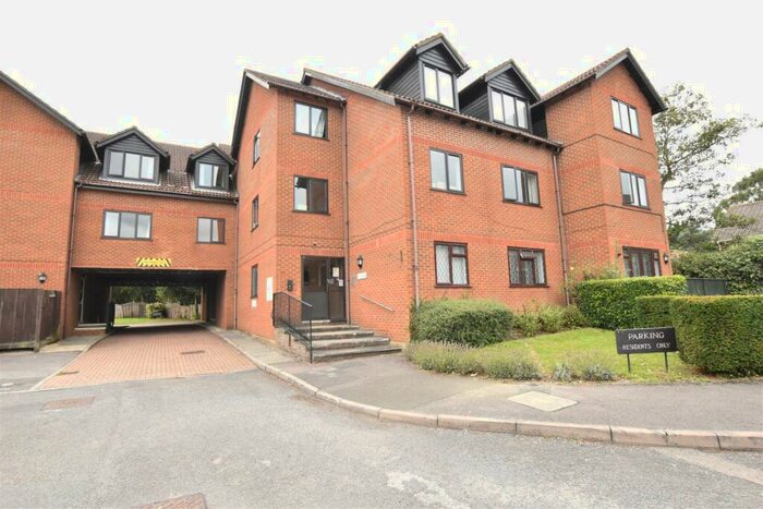 2 Bedroom Flat To Rent In Sadlers Court, RG41