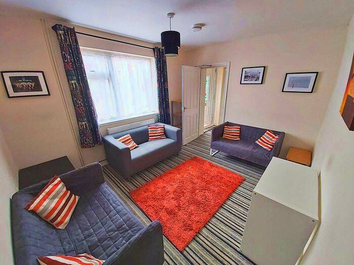 5 Bedroom Semi-Detached House To Rent In Hillside, Brighton, BN2