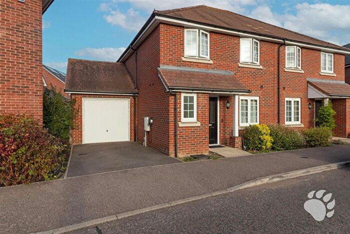 4 Bedroom Semi-Detached House For Sale In Farnham Avenue, Wickford, SS11