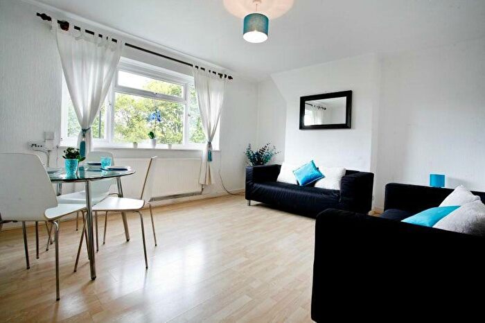 3 Bedroom Flat To Rent In Hemsworth Court, Hobbs Place Estate, Old Street, Hoxton, Shoreditch, London, N1