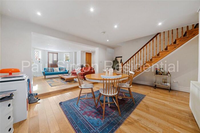 3 Bedroom Maisonette For Sale In Pemberton Road, London, N4