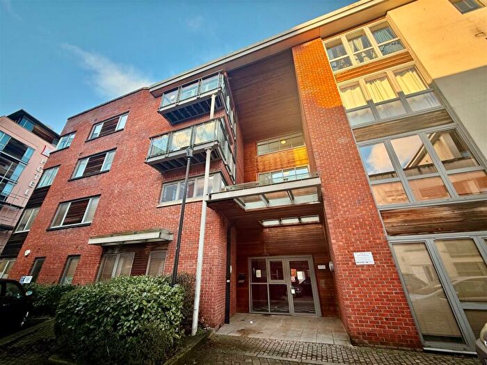 1 Bedroom Flat To Rent In Chimney Steps, St. Phillips, Bristol, BS2