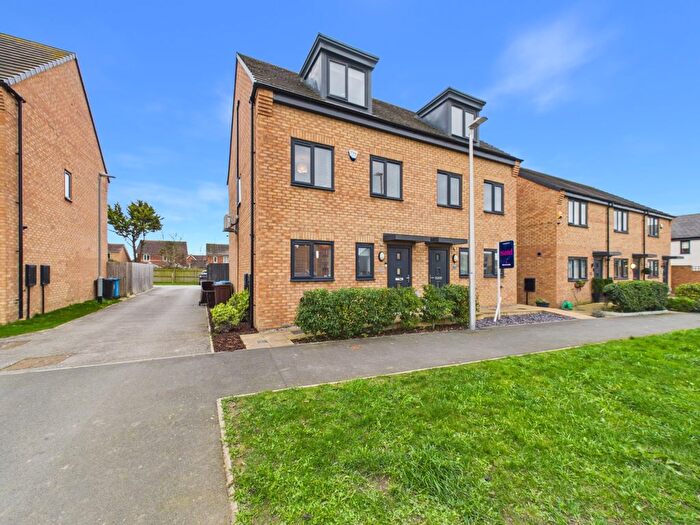 3 Bedroom Semi Detached House For Sale In Gypsy Moth Lane, Kingswood, Hull, HU7