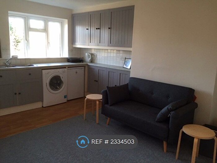 1 Bedroom Flat To Rent In Chelsea Close, Hampton Hill, TW12