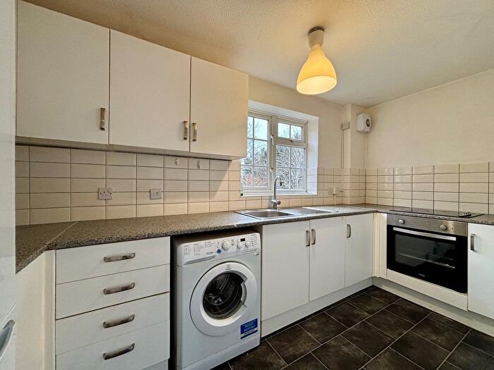 2 Bedroom Flat To Rent In Mayford Close, Beckenham, BR3