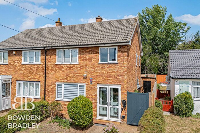 3 Bedroom Semi-detached House For Sale In Fairview Drive, Chigwell, IG7