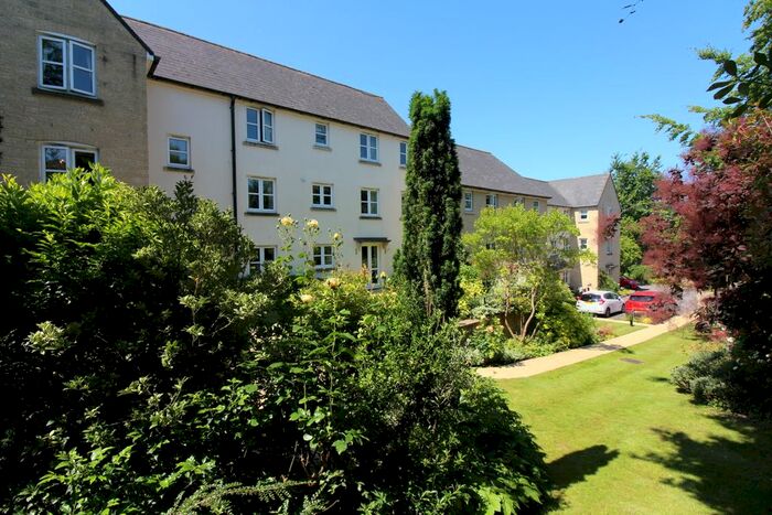 2 Bedroom Flat To Rent In The Green, Chipping Norton, OX7