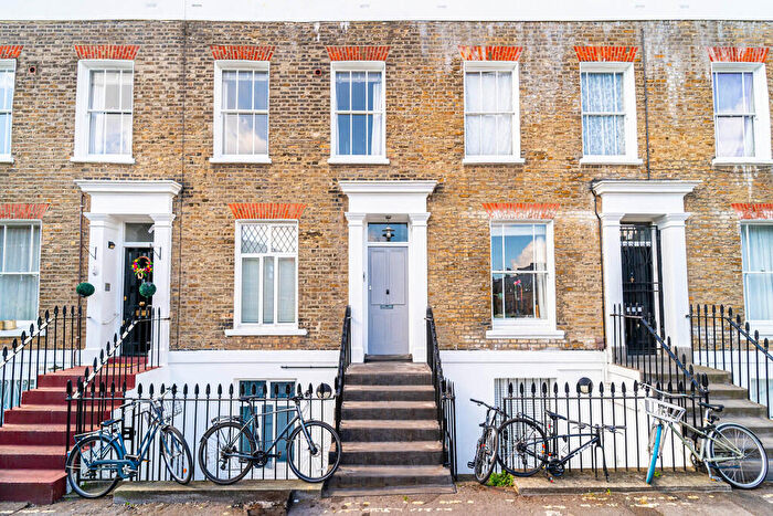 2 Bedroom Apartment For Sale In Tilney Gardens, Islington, London, N1