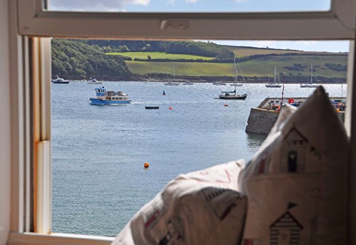 3 Bedroom Flat For Sale In The Square, St. Mawes, Truro, TR2