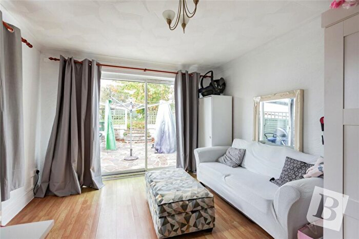 2 Bedroom Bungalow For Sale In Derby Avenue, Upminster, RM14