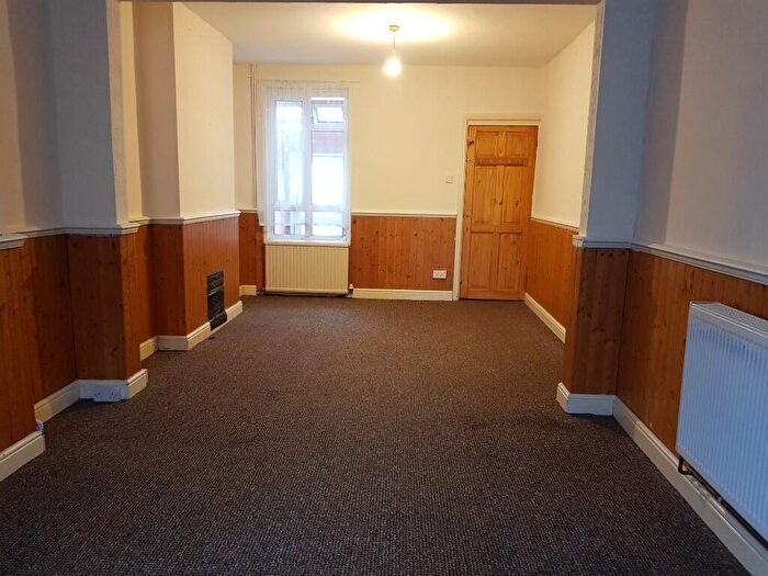 3 Bedroom Terraced House To Rent In Roff Avenue, Bedford, Bedfordshire, MK41