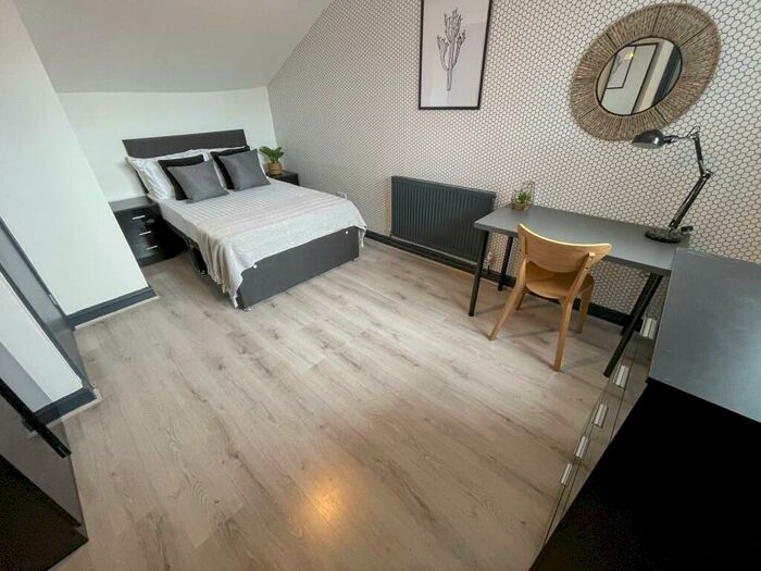 5 Bedroom House To Rent In Brae Street, L7