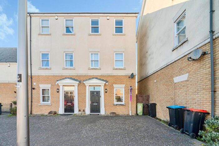 4 Bedroom Semi Detached House For Sale In Rowditch Furlong, Redhouse Park, Milton Keynes, MK14