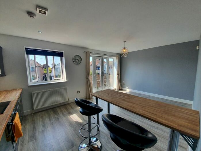 2 Bedroom Flat For Sale In Cherry Tree Lane, Rainham, RM13