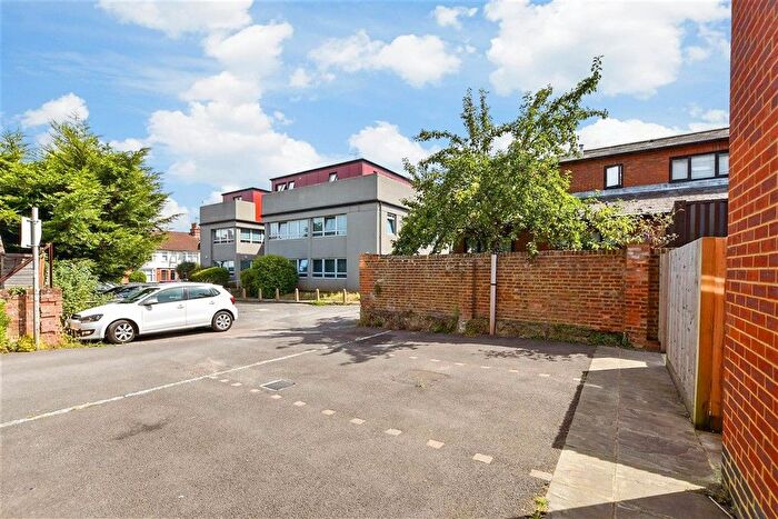 2 Bedroom Flat For Sale In South Street, Dorking, Surrey, RH4
