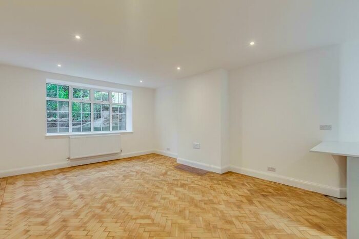 2 Bedroom Apartment To Rent In Wood Lane, Highgate, N6