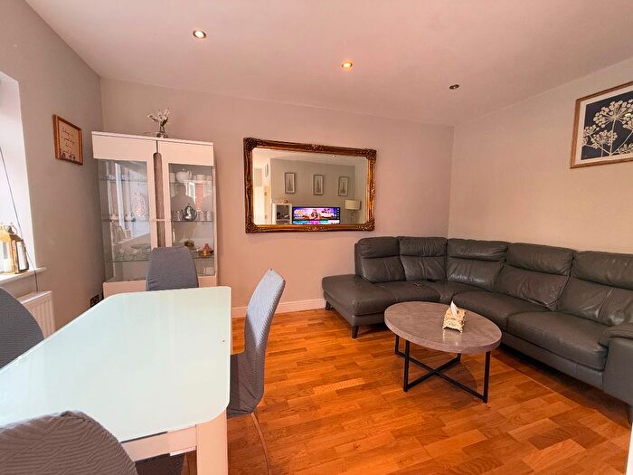 3 Bedroom Flat To Rent In Cotswold Gardens, London, NW2