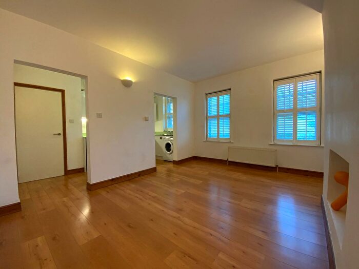 1 Bedroom Flat To Rent In West Wycombe Road, High Wycombe, HP11