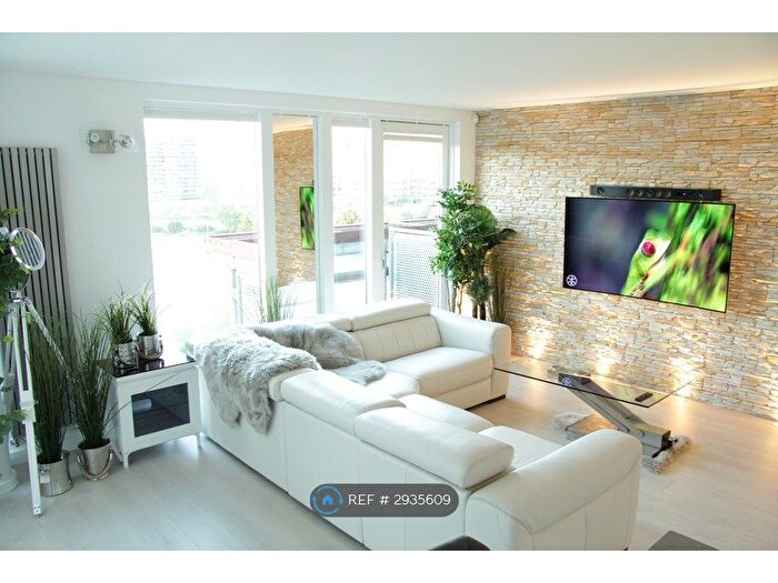 3 Bedroom Flat To Rent In Farnsworth Court, London, SE10