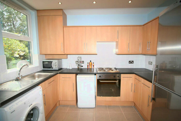 5 Bedroom House To Rent In Victoria Road, Leeds, LS6