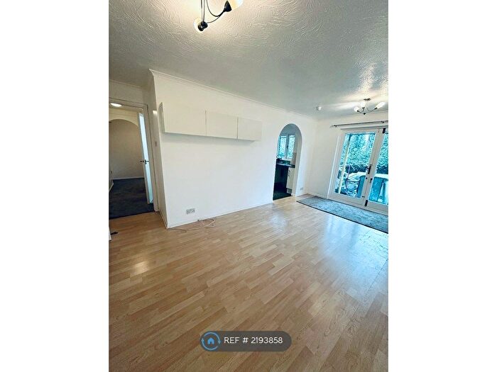 1 Bedroom Flat To Rent In Rossignol Gardens, Carshalton, SM5
