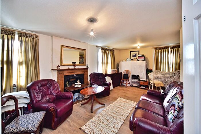 2 Bedroom Flat For Sale In Red Hill, Wateringbury, Maidstone, ME18