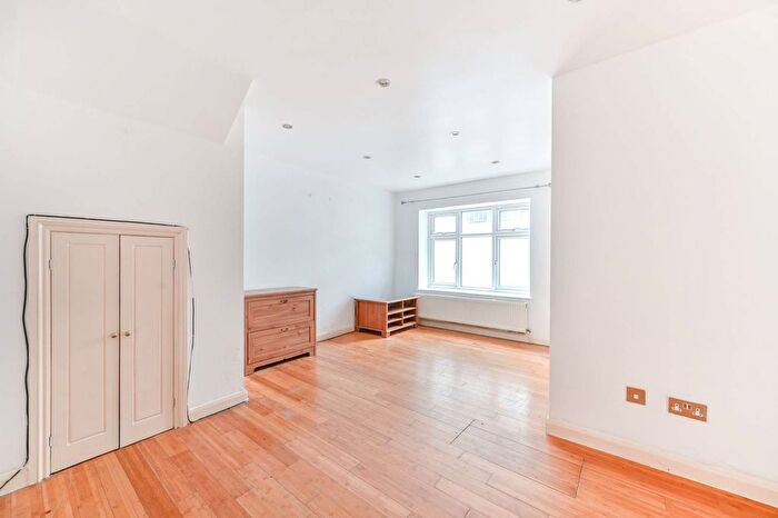 2 Bedroom Flat For Sale In Chatsworth Road, Mapesbury Estate, London, NW2