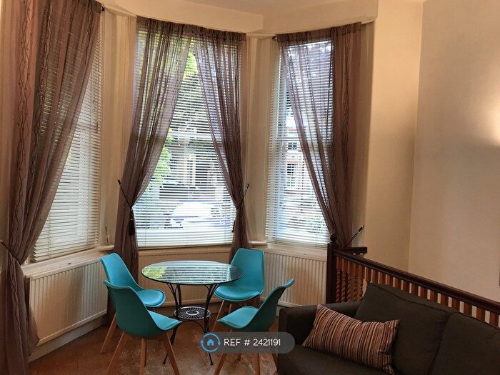 1 Bedroom Flat To Rent In Macaulay Road, Clapham, SW4