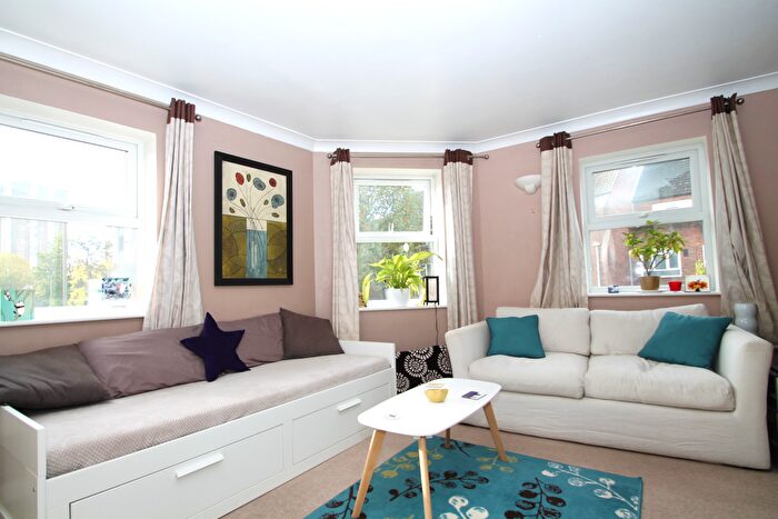 2 Bedroom Flat To Rent In Hertford Court, Clapham Junction, SW11