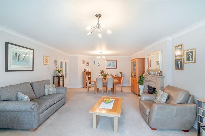 3 Bedroom Flat For Sale In The Drive, Alwoodley, LS17