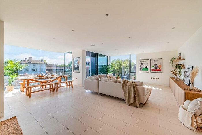 3 Bedroom Flat To Rent In Oval Road, Camden, London, NW1