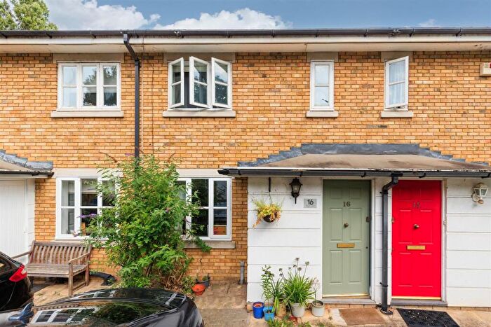 2 Bedroom House For Sale In Royal Close, Stoke Newington, N16