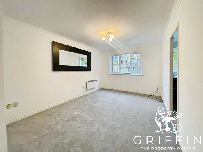 1 Bedroom Flat To Rent In Linnet Way, Purfleet, RM19