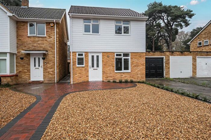 2 Bedroom Detached House For Sale In Shaftesbury Close, Bracknell, Berkshire, RG12