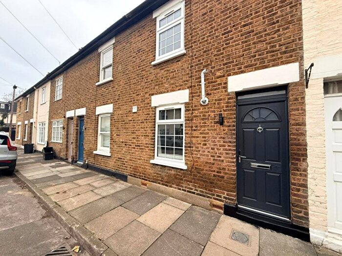 3 Bedroom Terraced House For Sale In Trinity Road, Surrey, TW9