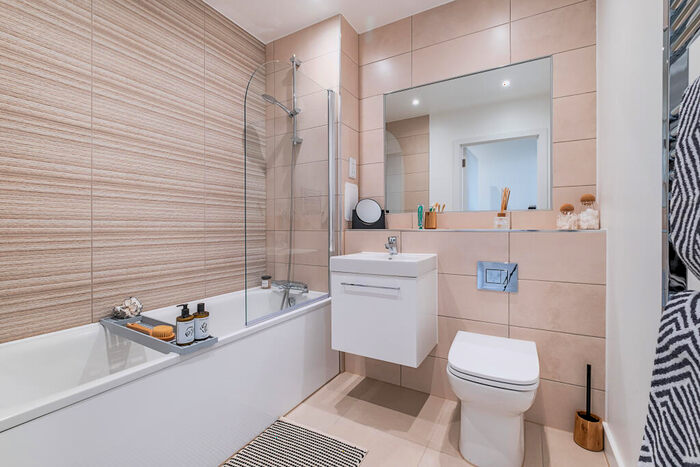 2 Bedroom Flat For Sale In Copeland Road, London, SE15