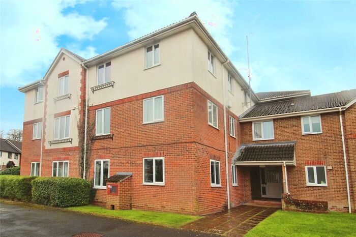 2 Bedroom Flat To Rent In Garden Close, Andover, Hampshire, SP10